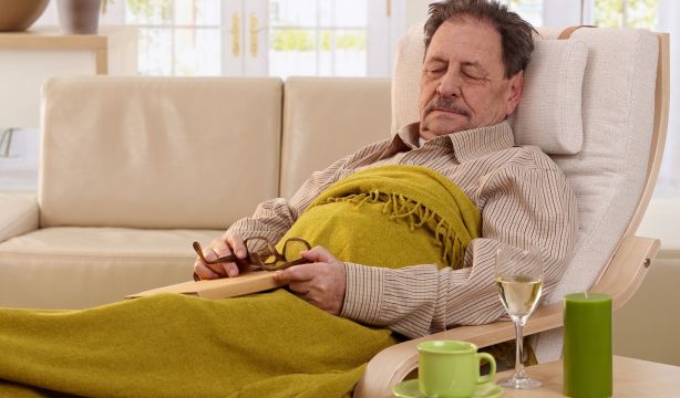 Las siestas largas y matutinas pueden ser una señal de alerta de problemas de salud