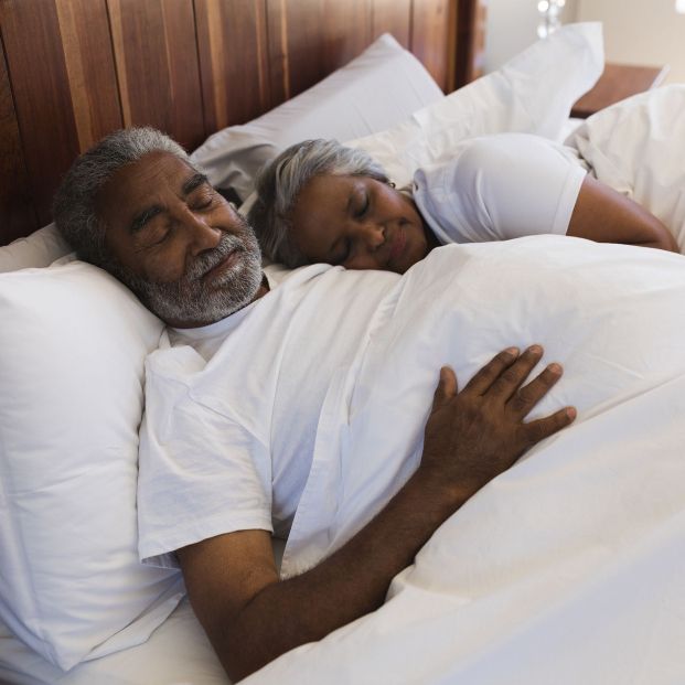Dos personas durmiendo la siesta. Fuente: Bigstock Dos personas durmiendo la siesta. Fuente: Bigstock