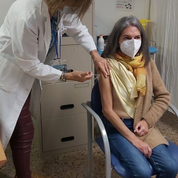 Una mujer recibe una vacuna contra el herpes Zoster. Fuente: Junta de Andalucía Una mujer recibe una vacuna contra el herpes Zoster. Fuente: Junta de Andalucía