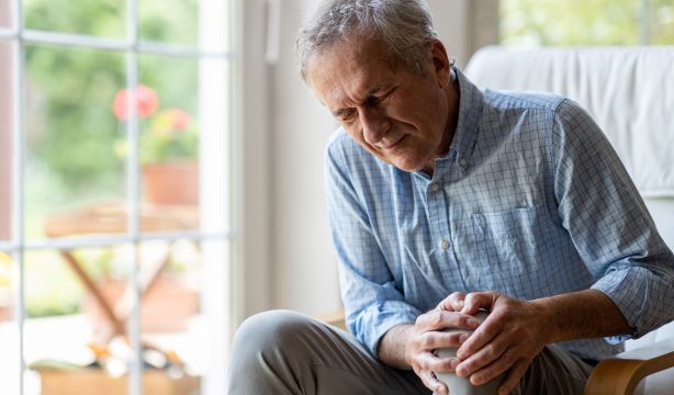 Este es el tipo de actividad física que mejora la osteoartritis de rodilla. (Bigstock)