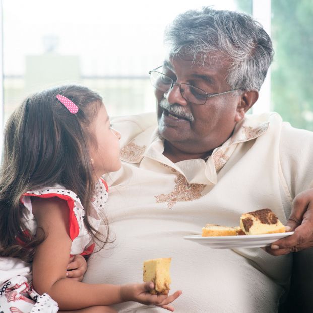 Un abuelo y su nieta comiendo una porción de tarta. Fuente: Bigstock Un abuelo y su nieta comiendo una porción de tarta. Fuente: Bigstock