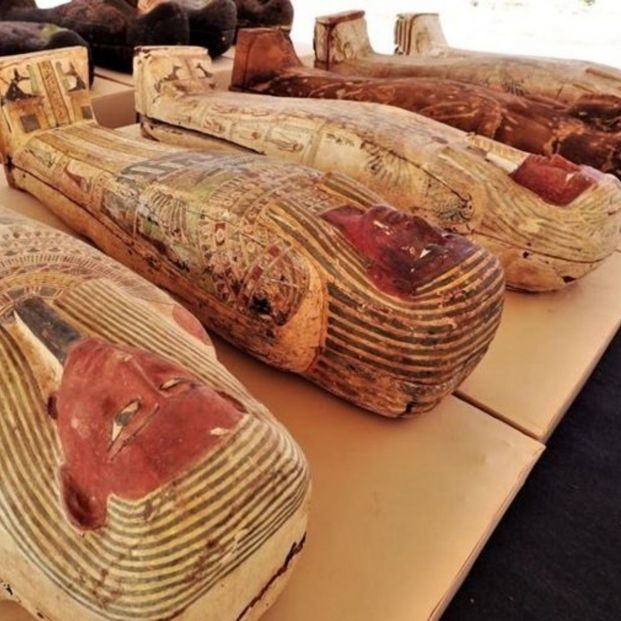 Sarcófagos desenterrados en Saqqara. Fuente: Ministerio de Turismo y Antigüedades Sarcófagos desenterrados en Saqqara. Fuente: Ministerio de Turismo y Antigüedades