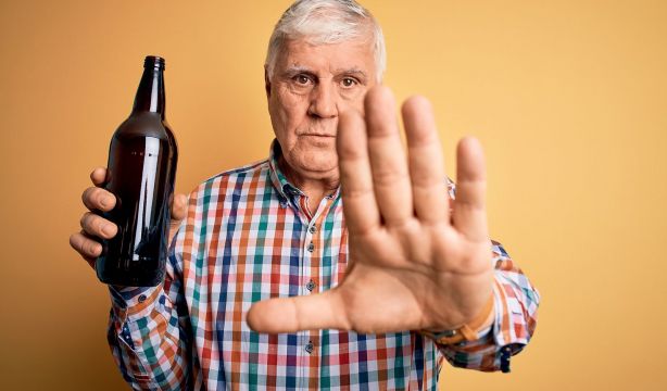 ¿Una copa antes de dormir? La ciencia revela por qué el alcohol arruina tu sueño
