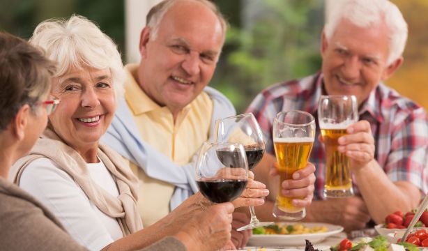 Se buscan voluntarios para un ensayo clínico pionero sobre alcohol y salud en mayores de 50 años