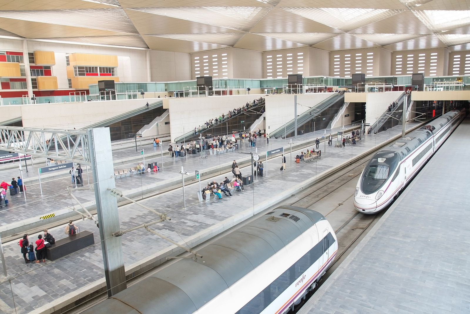 Renfe pedirá el DNI para formalizar viajes con los abonos del 50% de Avant Renfe pedirá el DNI para formalizar viajes con los abonos del 50% de Avant