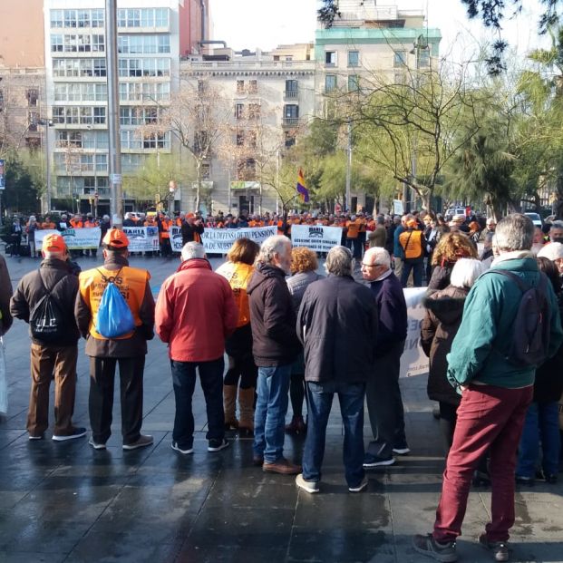 Concentración en Barcelona de los miembros de la Coordinadora Estatal por el Sistema Público de Pensiones. 