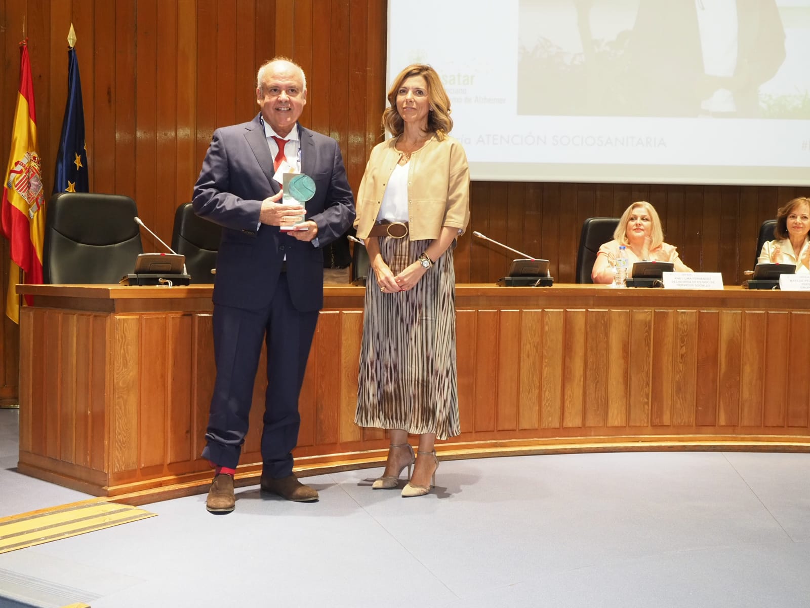 Antonio Burgueño recibe el  ‘Premio SENDA Profesional del Sector’