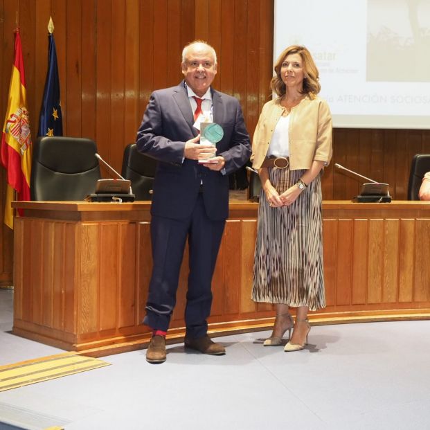 Antonio Burgueño recibe el ‘Premio SENDA Profesional del Sector’ Antonio Burgueño recibe el ‘Premio SENDA Profesional del Sector’