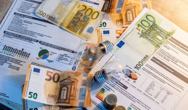EuropaPress 6442571 dos bombillas billetes monedas facturas enero 2025 madrid espana gobierno