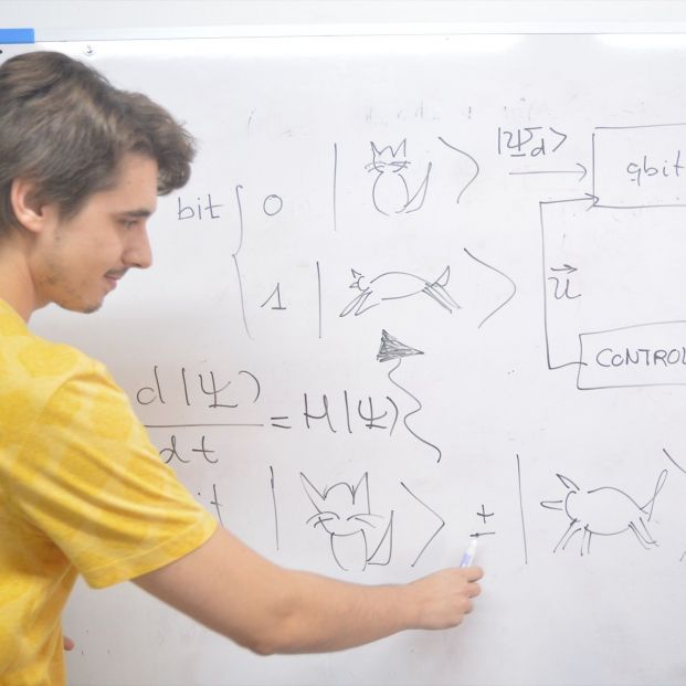 Un alumno de la UPCT, Sebastián García, formulando protocolos de control cuántico para manipular al gato de Schrödinger. Fuente: UPCT Un alumno de la UPCT, Sebastián García, formulando protocolos de control cuántico para manipular al gato de Schrödinger. Fuente: UPCT