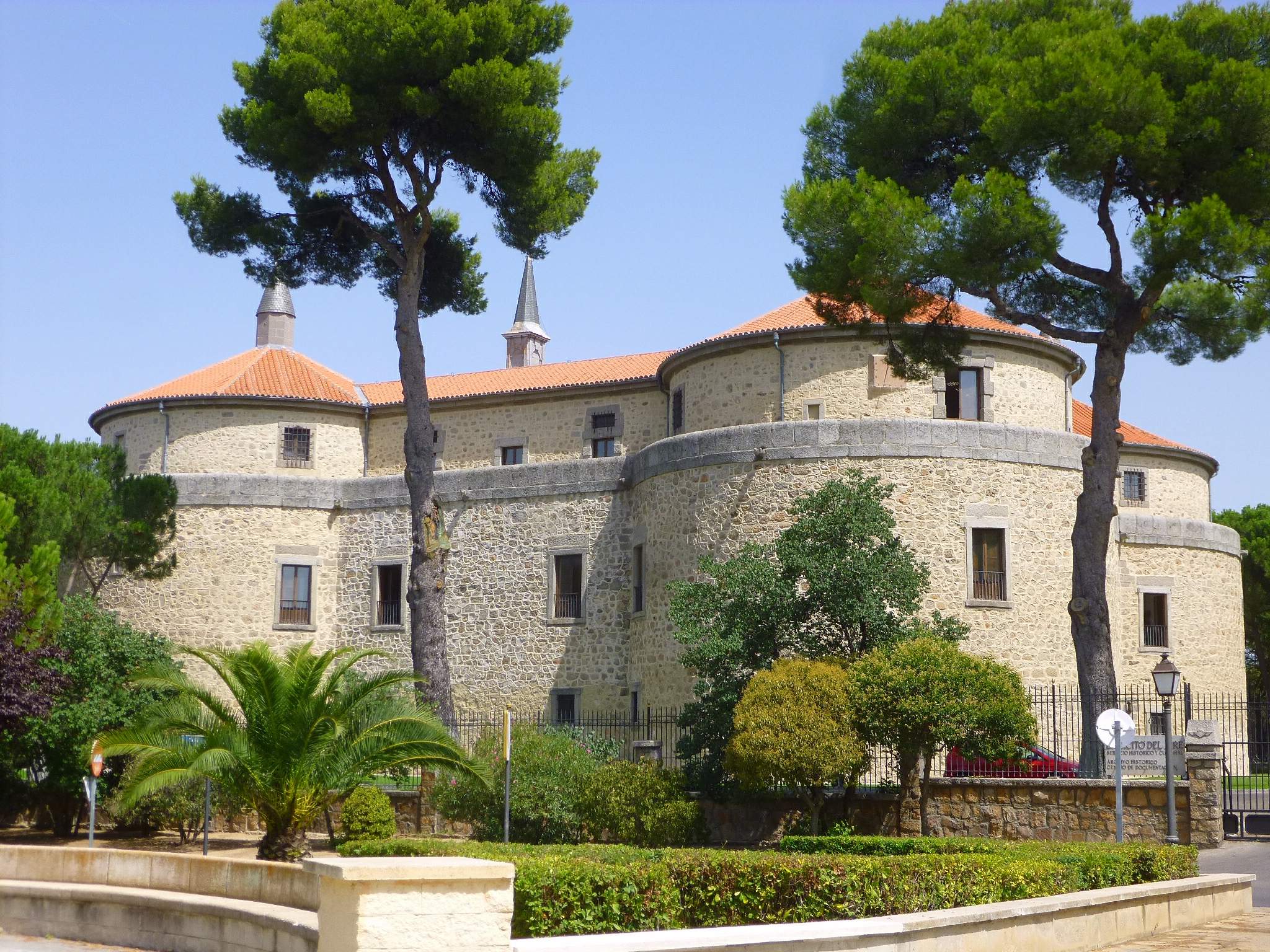 Un viaje por el castillo de Villaviciosa de Odón en Madrid, sede del Archivo Histórico del Ejército del Aire