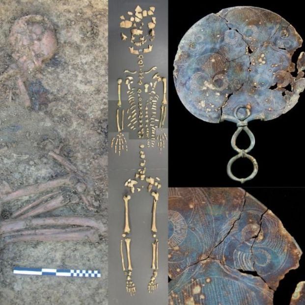 Entierro de una mujer joven de Langton Herring muestreado para ADN. Fue enterrada con un espejo (paneles de la derecha) y joyas, incluido un amuleto de moneda romana que muestra a una auriga que representa a la Victoria. Fuente: Universidad de Bournemouth Entierro de una mujer joven de Langton Herring muestreado para ADN. Fue enterrada con un espejo (paneles de la derecha) y joyas, incluido un amuleto de moneda romana que muestra a una auriga que representa a la Victoria. Fuente: Universidad de Bournemouth