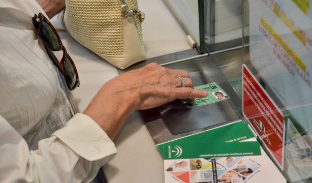 Tarjeta para mayores en Andalucía: cómo obtenerla y qué descuentos ofrece