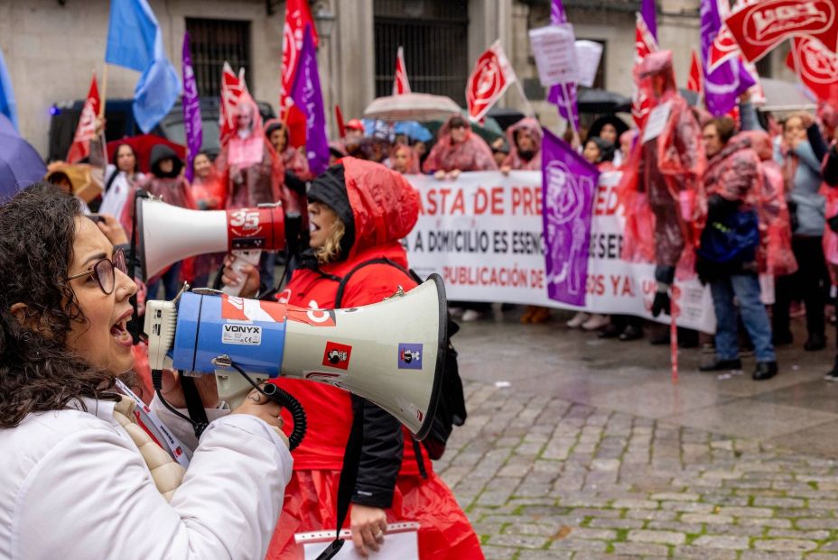 Almeida promete a las trabajadoras de Ayuda a Domicilio "valorarlas como merecen" Almeida promete a las trabajadoras de Ayuda a Domicilio "valorarlas como merecen"