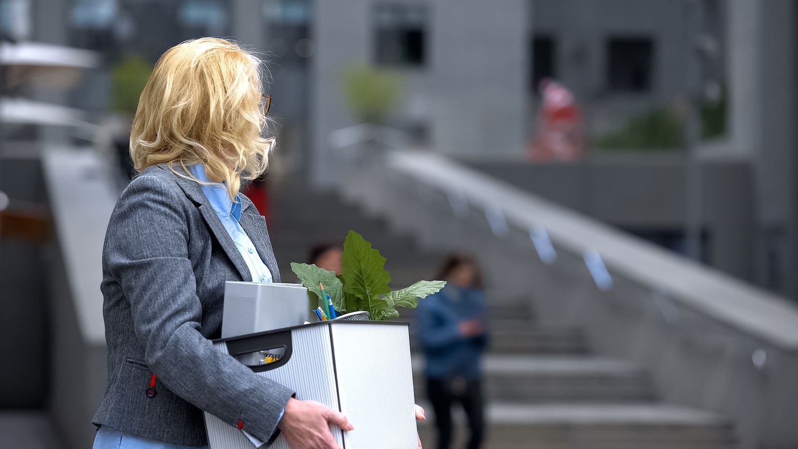 Una mujer de 65 años gana la batalla contra su empresa tras despedirla por no querer jubilarse Una mujer de 65 años gana la batalla contra su empresa tras despedirla por no querer jubilarse