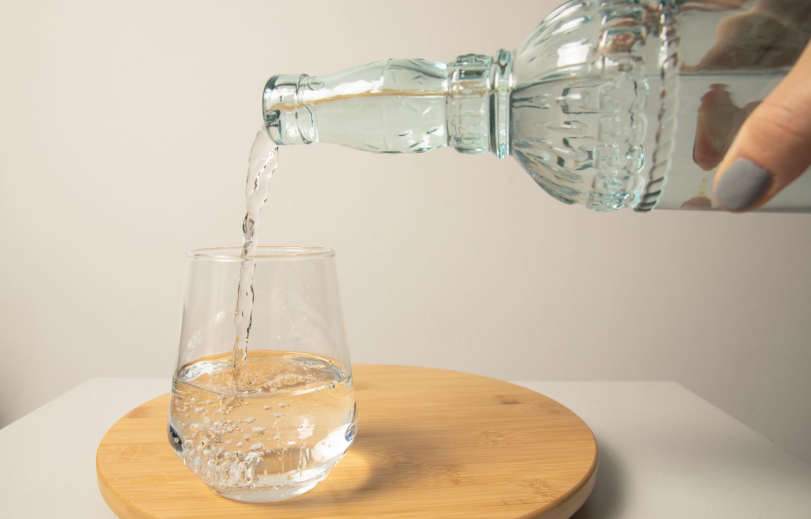 ¿El agua con gas ayuda a perder peso? Esto dice la ciencia