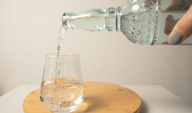 ¿El agua con gas ayuda a perder peso? Esto dice la ciencia