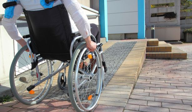 Las barreras arquitectónicas condicionan el día a día a las personas con movilidad reducida