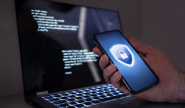 OCU denuncia fraude telefónico con numeraciones 807 que suplantan servicios de atención al cliente