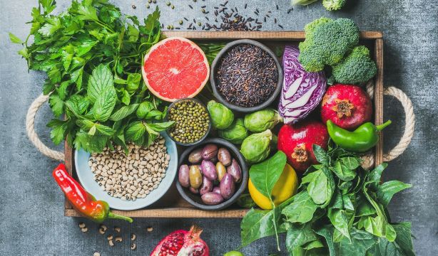 Comer tarde y vivir con estrés dispara el riesgo de problemas intestinales