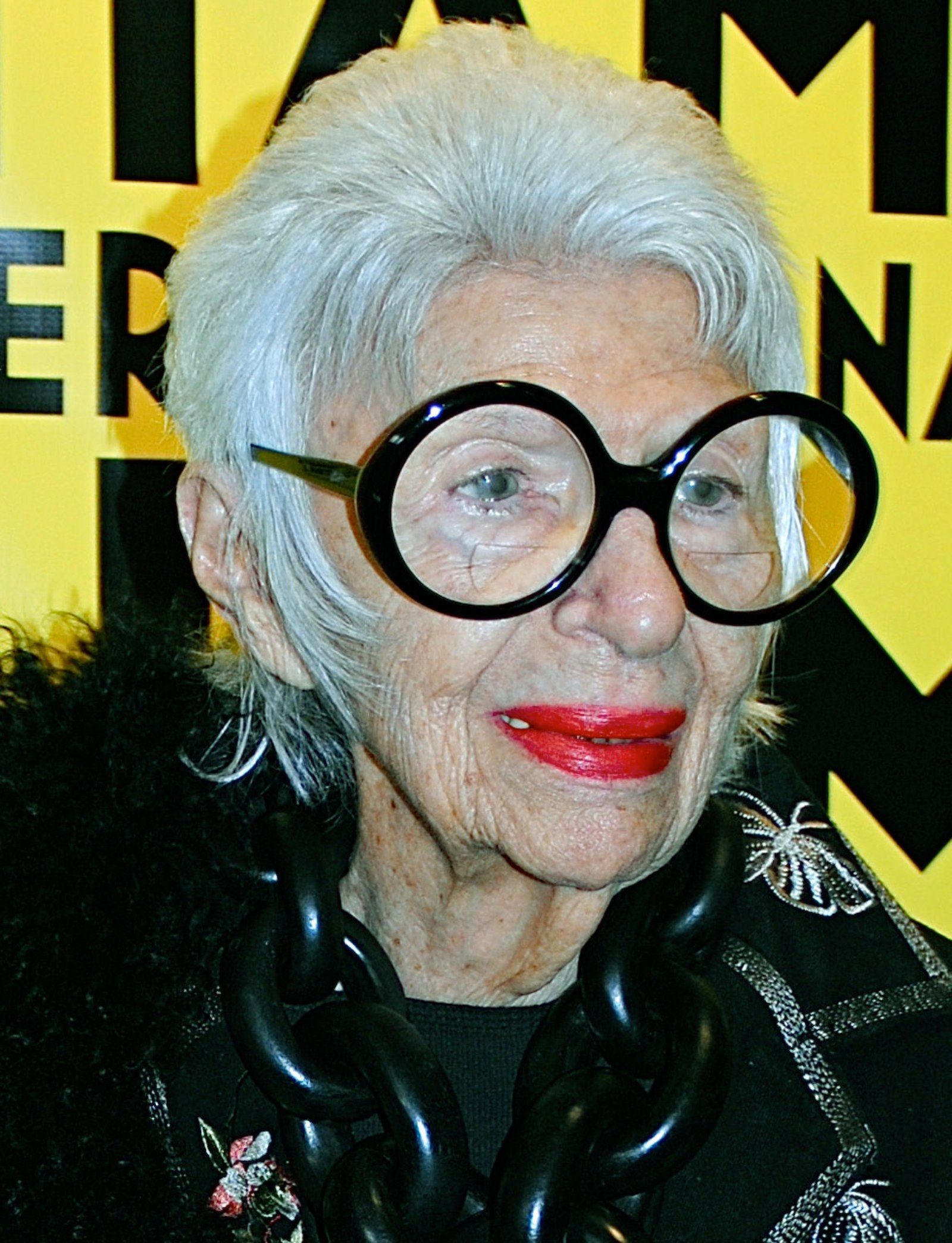 A subasta el histórico legado de la icónica Iris Apfel: gafas ovaladas, complementos, mobiliario... A subasta el histórico legado de la icónica Iris Apfel: gafas ovaladas, complementos, mobiliario...