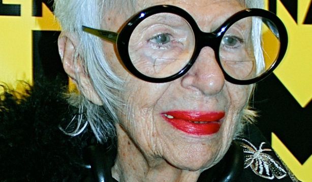 A subasta el histórico legado de la icónica Iris Apfel: gafas ovaladas, complementos, mobiliario...