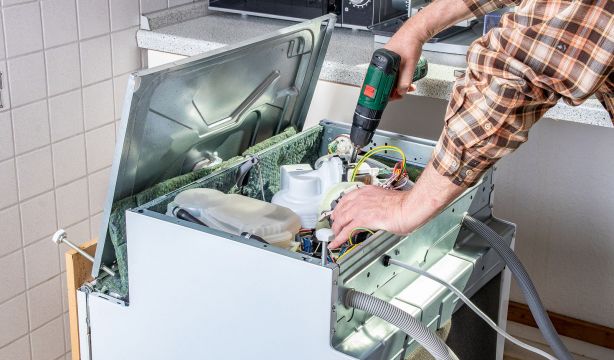 OCU lanza una plataforma online para ayudar a reparar electrodomésticos y aparatos electrónicos