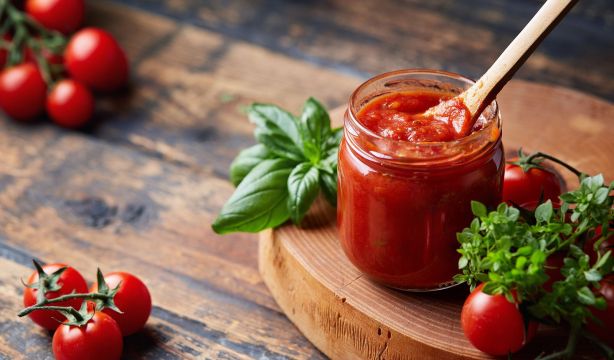 El 'truco de la abuela' para conservar el tomate frito