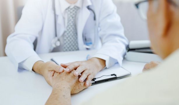 Un 10% de las personas mayores de 50 años con VIH en España sufren soledad