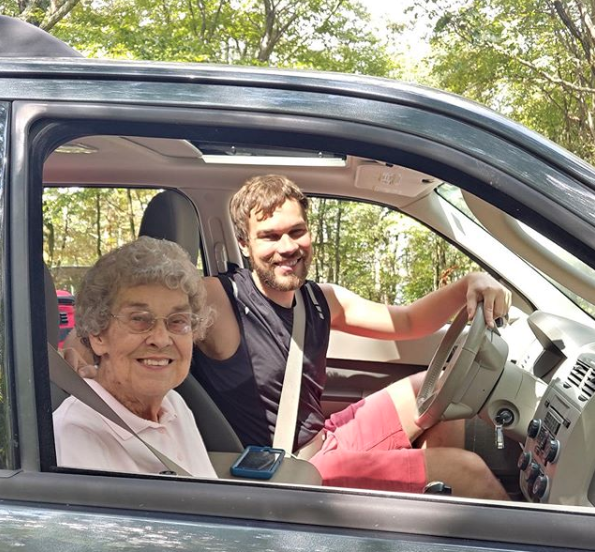 Joy y Bran han recorrido 40.000 Km. Foto: @grandmajoysroadtrip Joy y Bran han recorrido 40.000 Km. Foto: @grandmajoysroadtrip