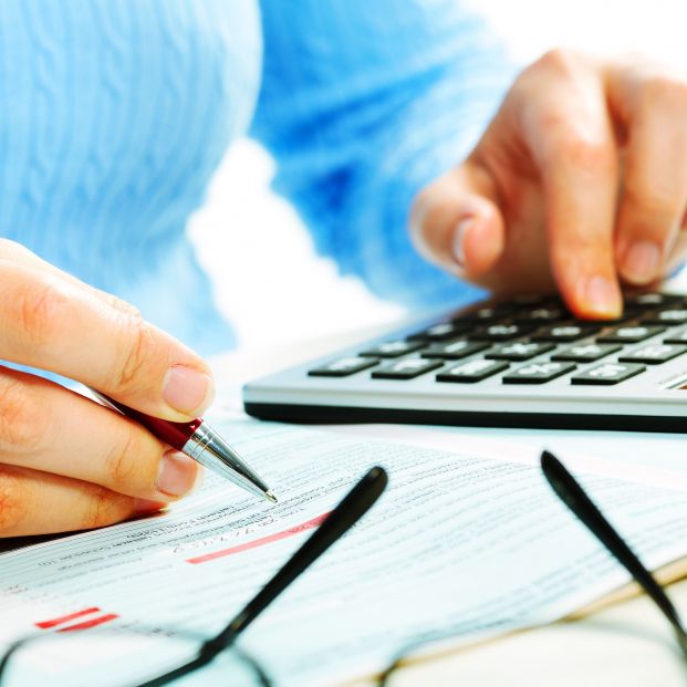 Persona realizando cálculos. Fuente: Bigstock Persona realizando cálculos. Fuente: Bigstock