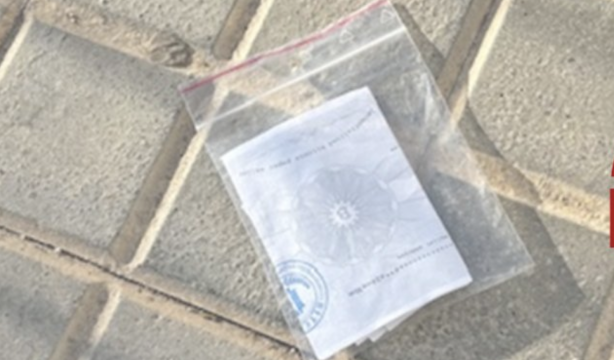 Si encuentras esto por la calle, cuidado: así funciona la 'estafa de la bolsa de plástico'