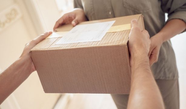OCU alerta: tres empresas de mensajería superan las 700 reclamaciones al año cada una