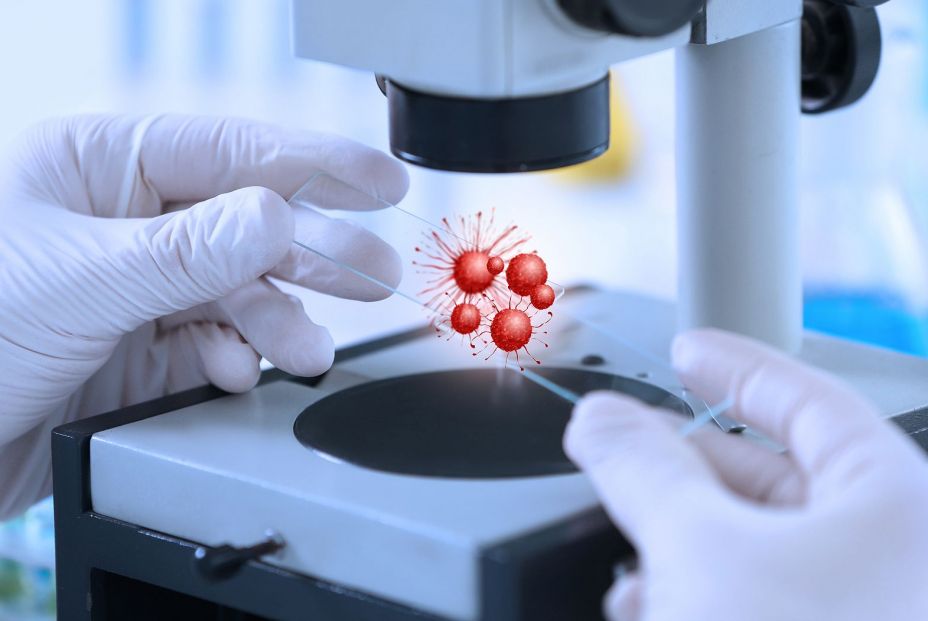 Un científico analizando una muestra de cáncer. Bigstock Un científico analizando una muestra de cáncer. Bigstock