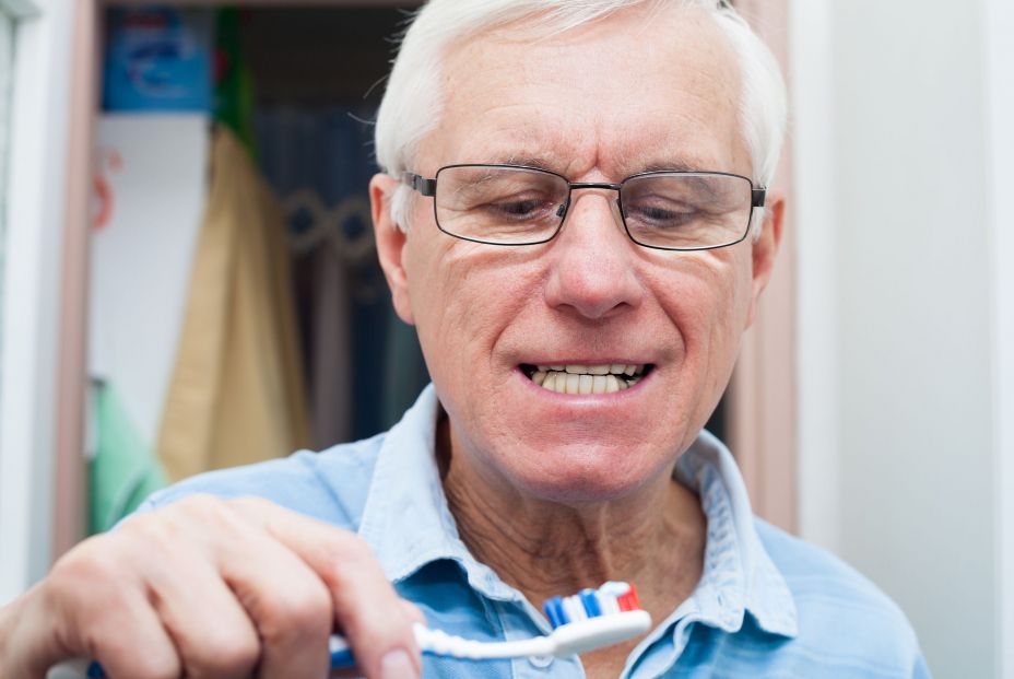 Hombre cepillándose los dientes. Fuente: Bigstock Hombre cepillándose los dientes. Fuente: Bigstock
