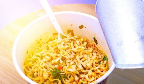 La OCU alerta sobre los noodles instantáneos y solo salva a tres de ellos