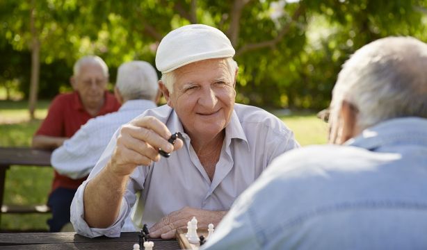 Ser sociable tiene premio: ayuda a retrasar la demencia