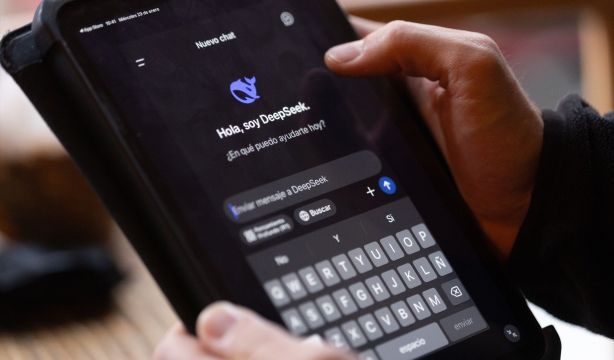 ¿Qué es DeepSeek? ¿Cómo la podemos utilizar de manera gratuita?