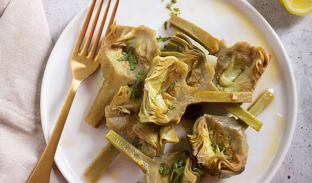 Cómo hacer alcachofas confitadas y una receta gourmet al carbón con salsa de ajoblanco