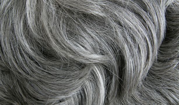 Te alegrarás de tener canas: descubren que es un mecanismo de defensa del cuerpo contra el cáncer
