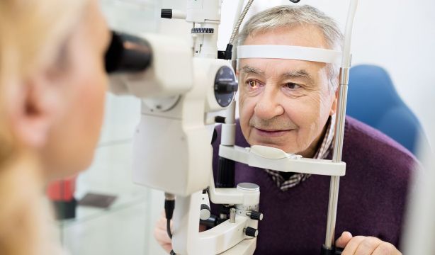 Un paciente haciéndose una revisión ocular. (Bigstock)