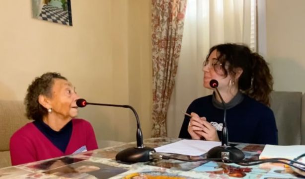 Convierte a su abuela en la protagonista de un pódcast (YouTube)