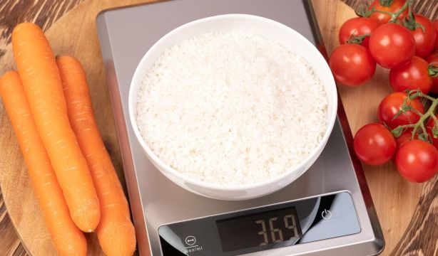 Una nutricionista explica si es mejor pesar los alimentos crudos o cocinados: "Hay mucha confusión"