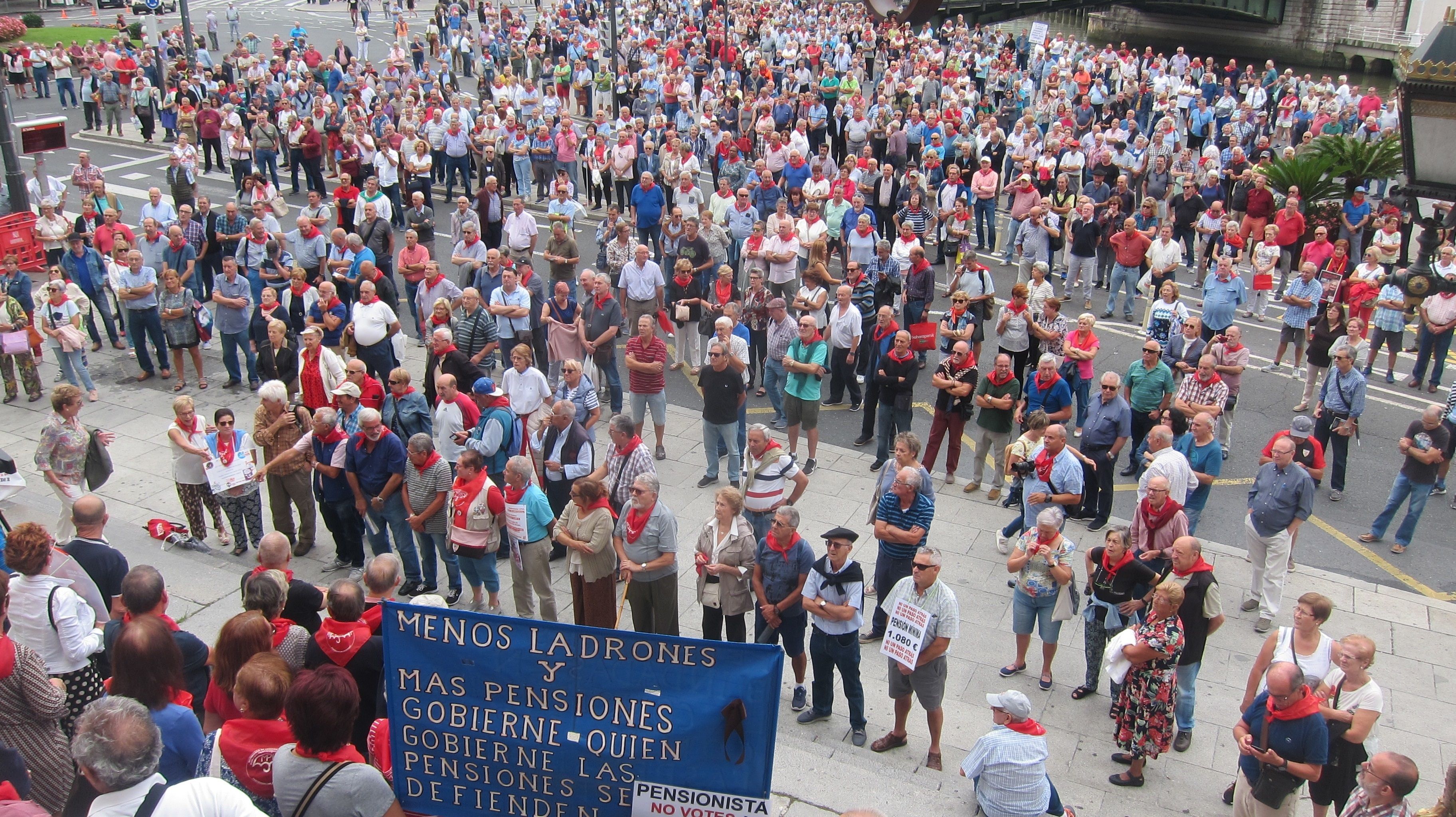 Pensionistas vascos se concentran un lunes más frente al Ayuntamiento de Bilbao
