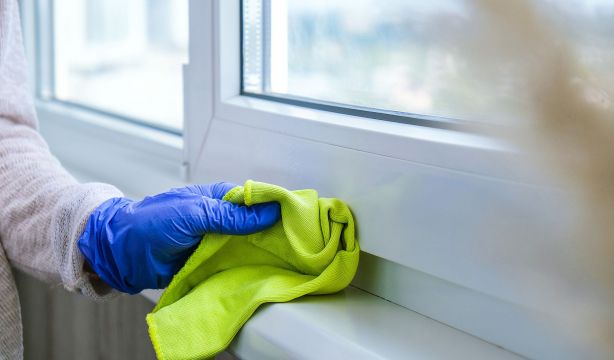 ¡Adiós a la suciedad! El truco viral para limpiar tus ventanas correderas