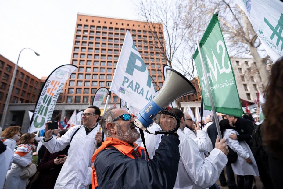 Médicos de toda España se concentran frente a Sanidad para exigir un Estatuto Marco específico Médicos de toda España se concentran frente a Sanidad para exigir un Estatuto Marco específico
