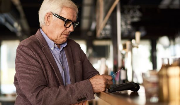 CaixaBank lanza una campaña para contratar gratis su tarjeta prepago para viajar sin comisiones