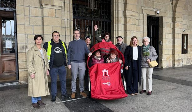 'Nagusikleta', la iniciativa que fomenta los paseos en triciclo eléctrico entre los mayores (Nagusilan)