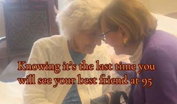 VÍDEO: La emotiva reacción de una mujer de 95 años al despedirse de su mejor amiga (TikTok)