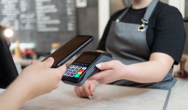 Cuatro recomendaciones del Banco de España para pagar con el móvil de forma segura